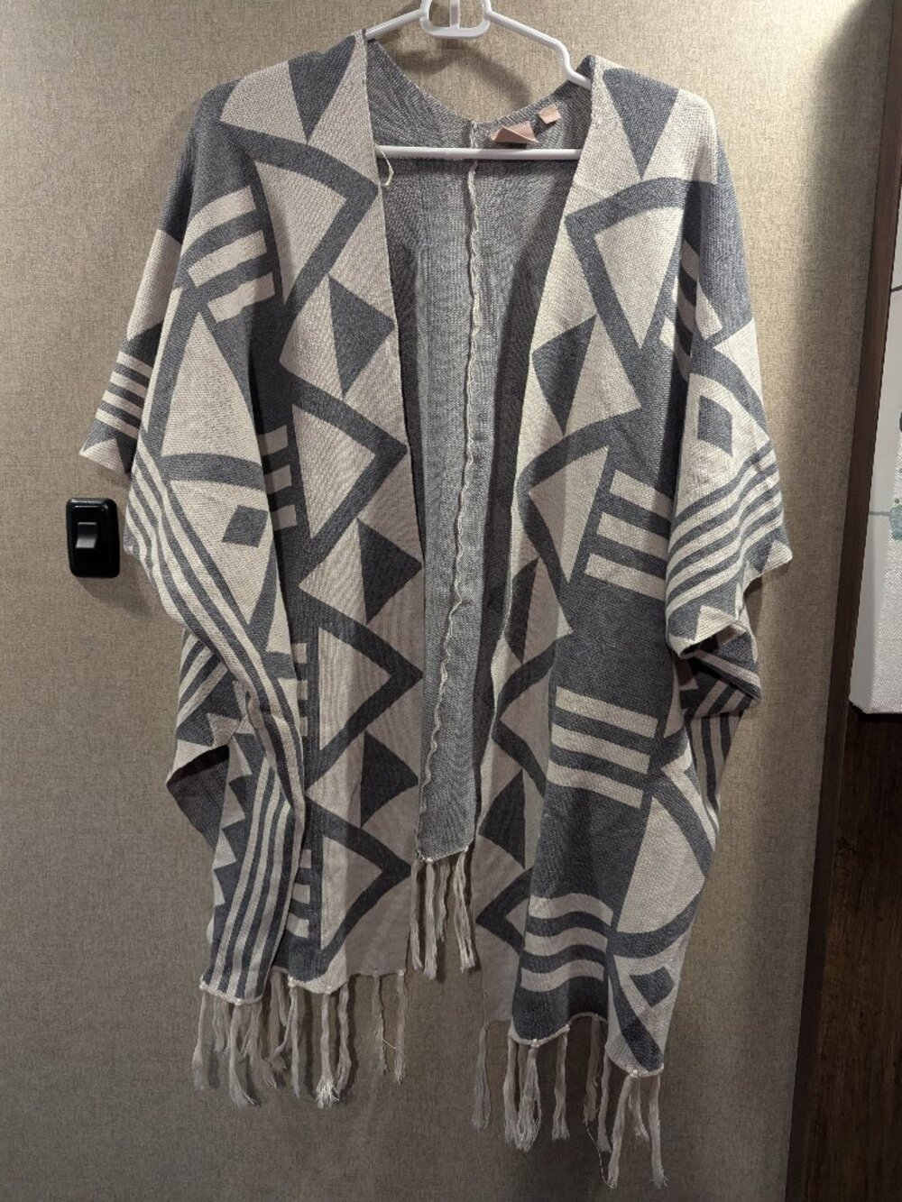 Devotion by Cyrus Geometric Knit Poncho Wrap | Size L | Gray White | Fringe